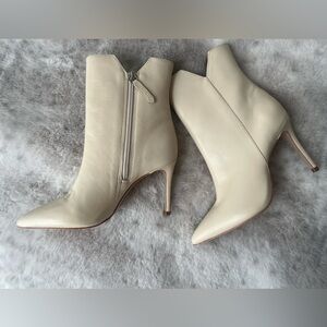 NEW SCHUTZ  Betsey Eggshell Leather Pointed toe Booties. Size 5.5